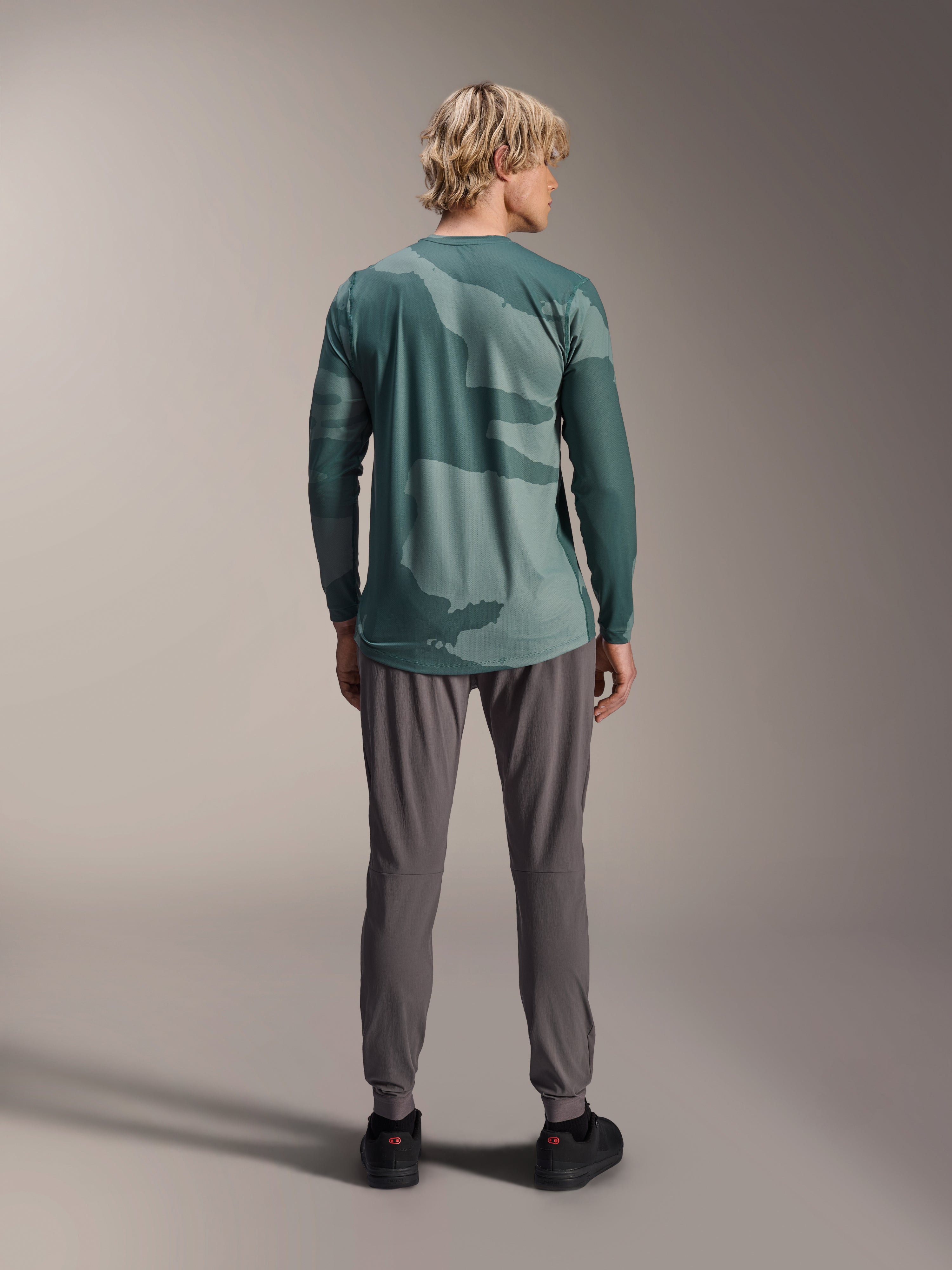 Alpinestars A-Dura Hollow Camo Jersey - Long Sleeve, Silver Pine Camo groen camouflagepatroon, model achteraanzicht met grijze technische broek, performance mountainbike-kleding