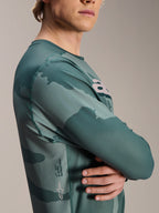 Alpinestars A-Dura Hollow Camo Jersey met lange mouwen, Silver Pine Camo, groen camouflagepatroon, voorzien van het A-Dura woordmerk en Astars-logo op de zijkant, technische MTB-kleding