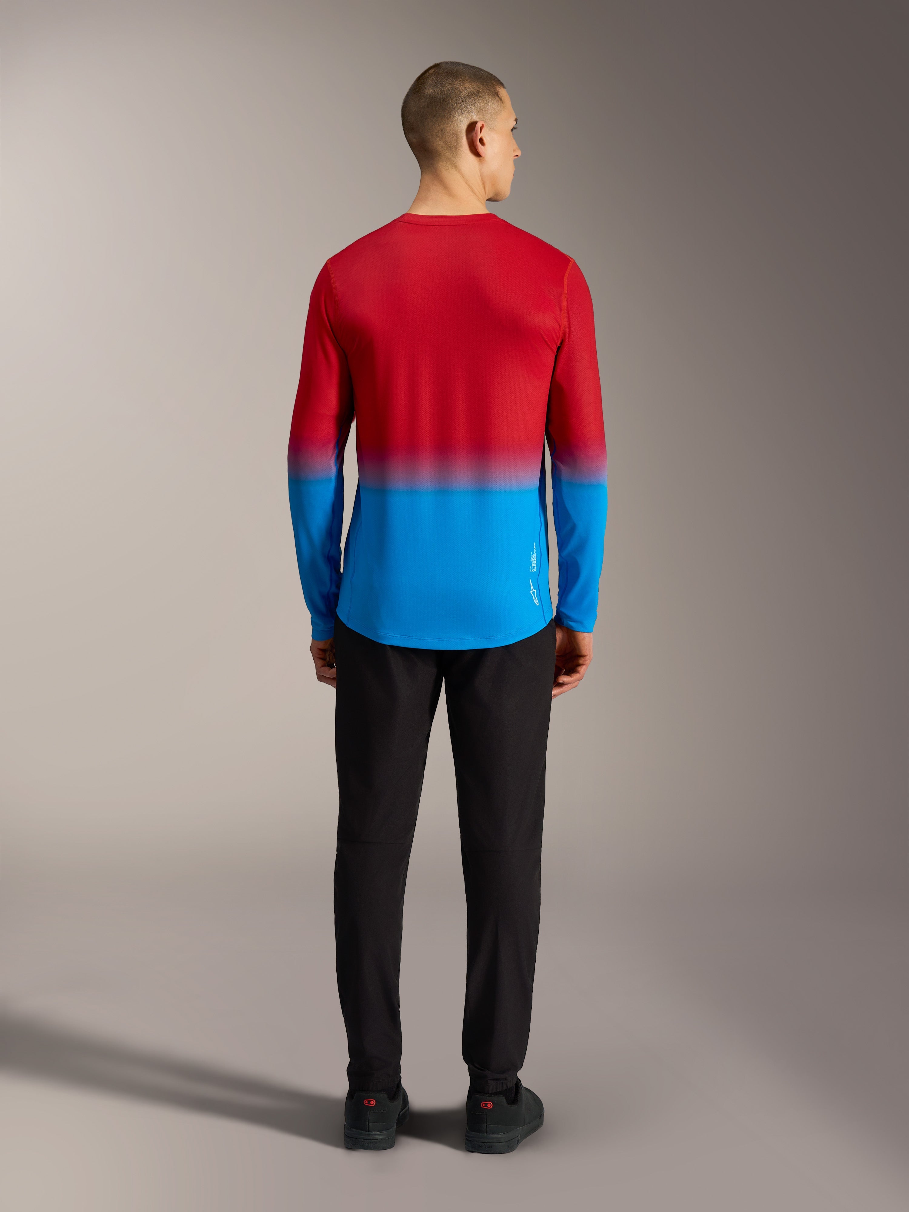 Alpinestars A-Dura ASTARS 2.0 MTB-jersey met lange mouwen, rood en blauw kleurverloop, rugaanzicht op model.