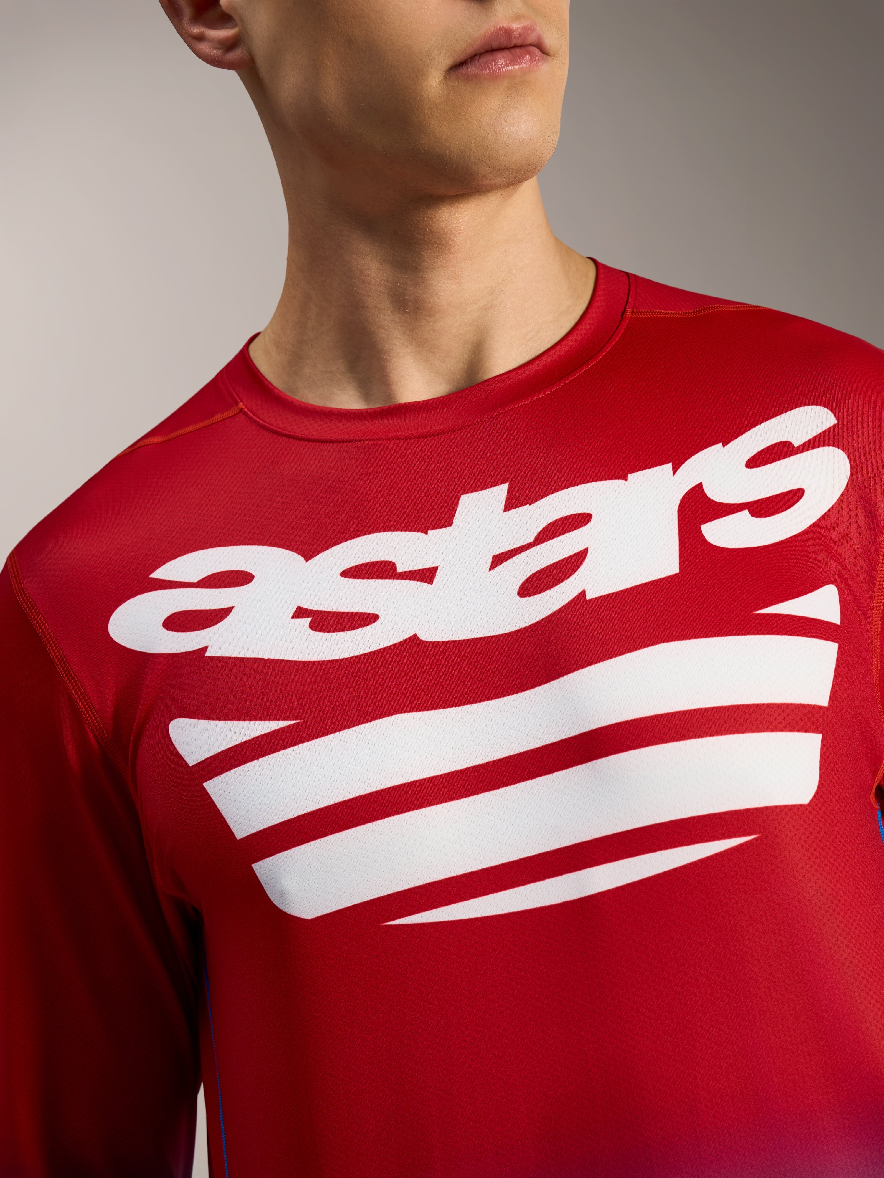 Alpinestars A-Dura ASTARS 2.0 MTB-shirt met lange mouwen, felrood met wit tekstlogo op de borst en strepen.