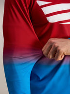 Flexibele rood-blauwe poly-spandex stof van de Alpinestars A-Dura ASTARS 2.0 Jersey met lange mouwen.