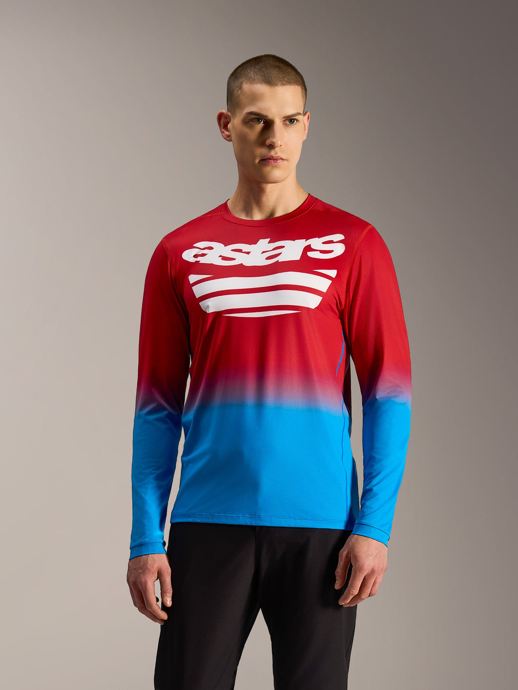 A-Dura ASTARS 2.0 Jersey met lange mouwen, rood-blauw kleurverloop, wit logo, performance mountainbike-kleding.