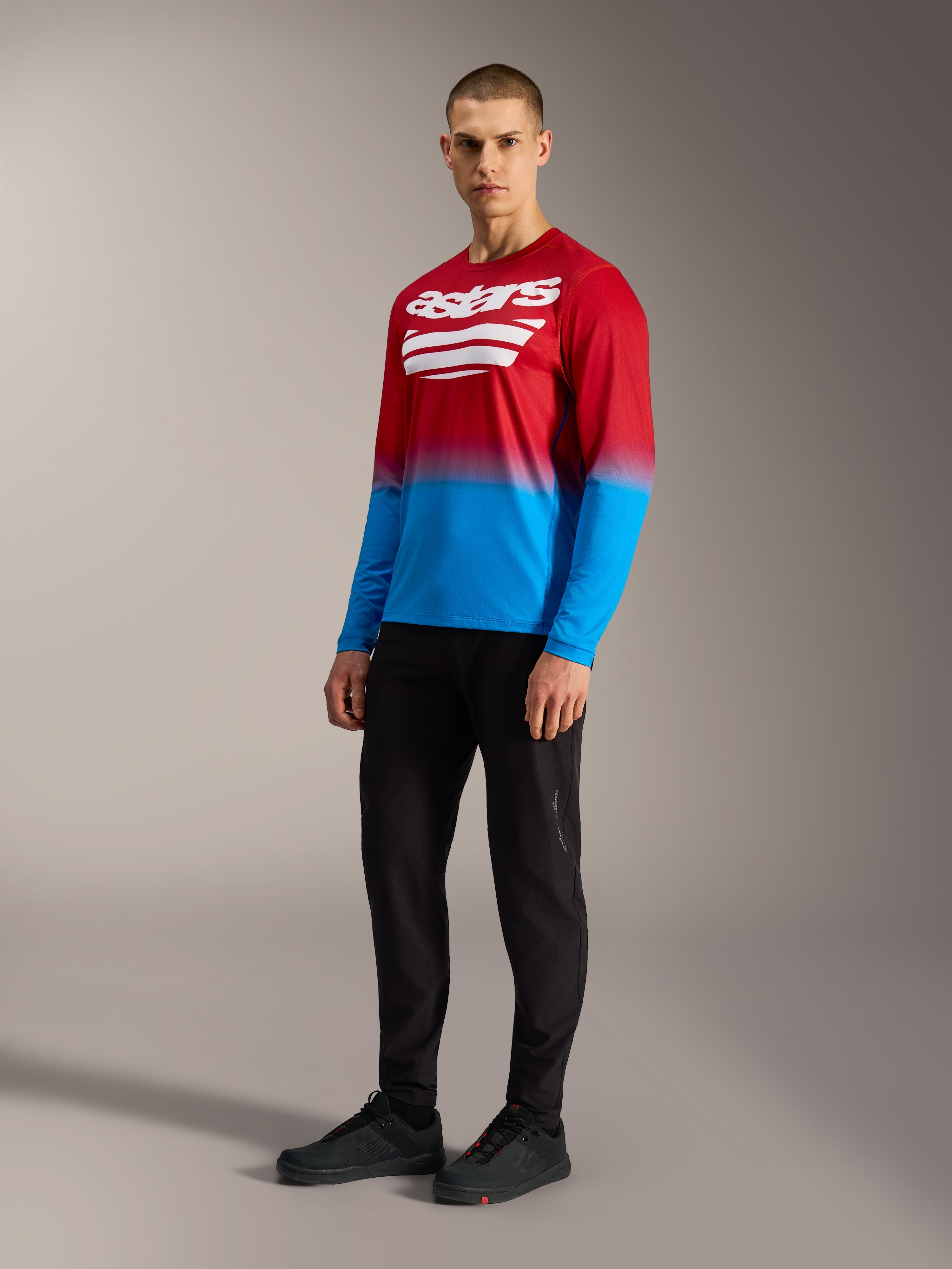 Alpinestars A-Dura ASTARS 2.0 Jersey, rood en blauw kleurverloop MTB-top met lange mouwen en wit borstlogo.