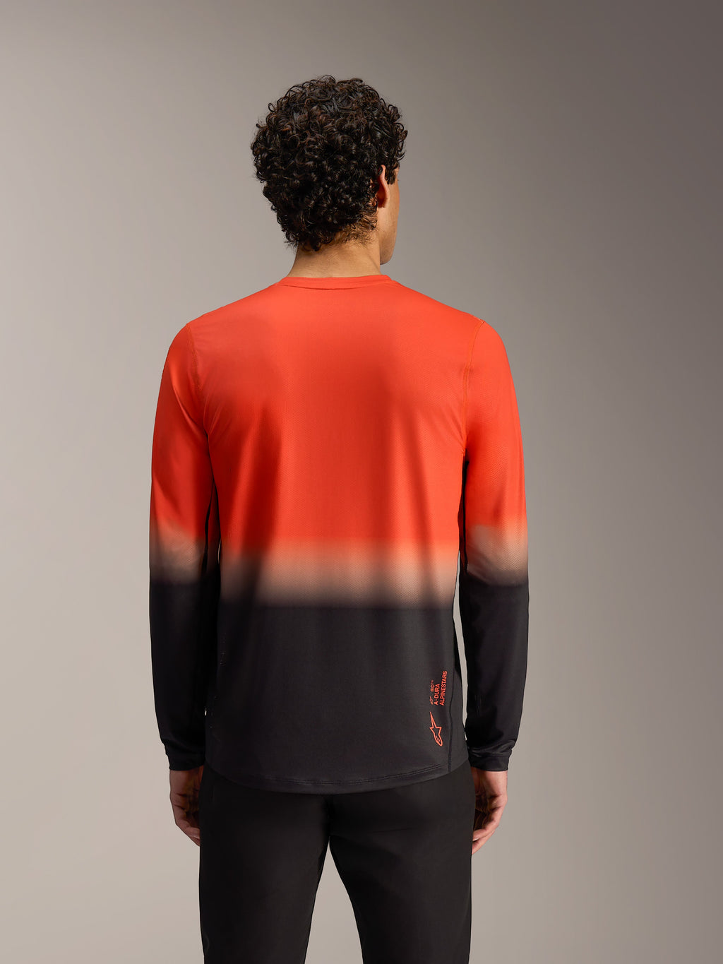 Alpinestars A-Dura ASTARS 2.0 Jersey met lange mouwen, oranje-zwart kleurverloop, achteraanzicht MTB-trailuitrusting.