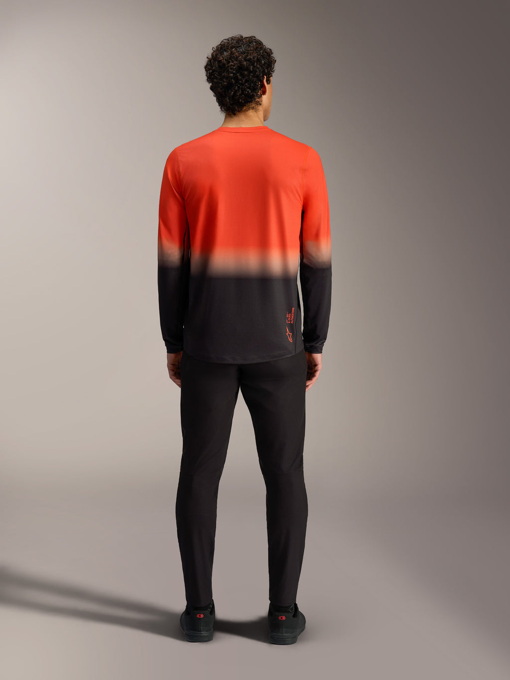 A-Dura ASTARS Jersey 2.0 mountainbikeshirt, achterzijde, lange mouwen met oranje en zwart kleurverloop.