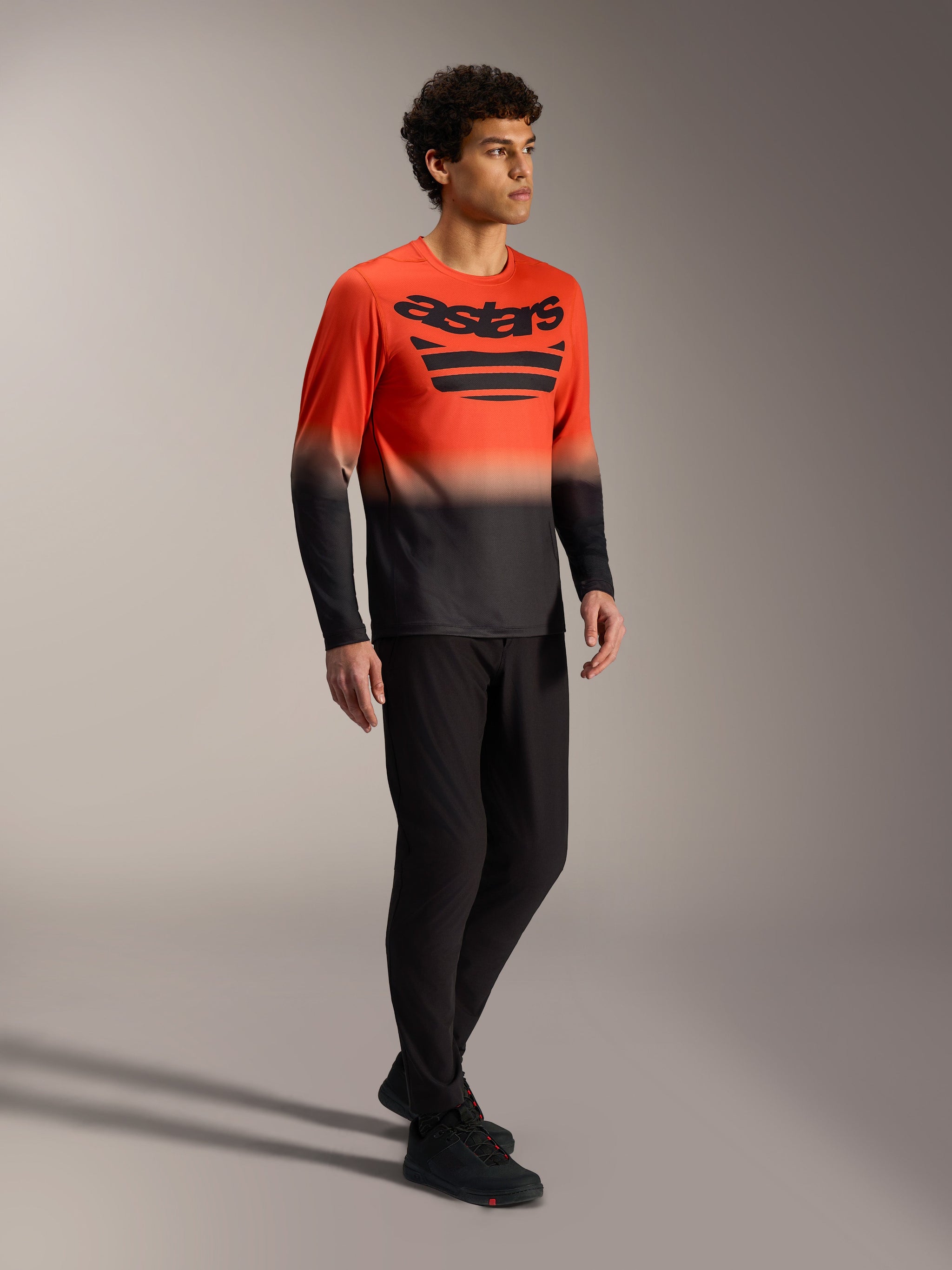 Oranje-zwart A-Dura ASTARS 2.0 fietsshirt met lange mouwen, opvallend borstlogo en technisch ontwerp voor MTB.