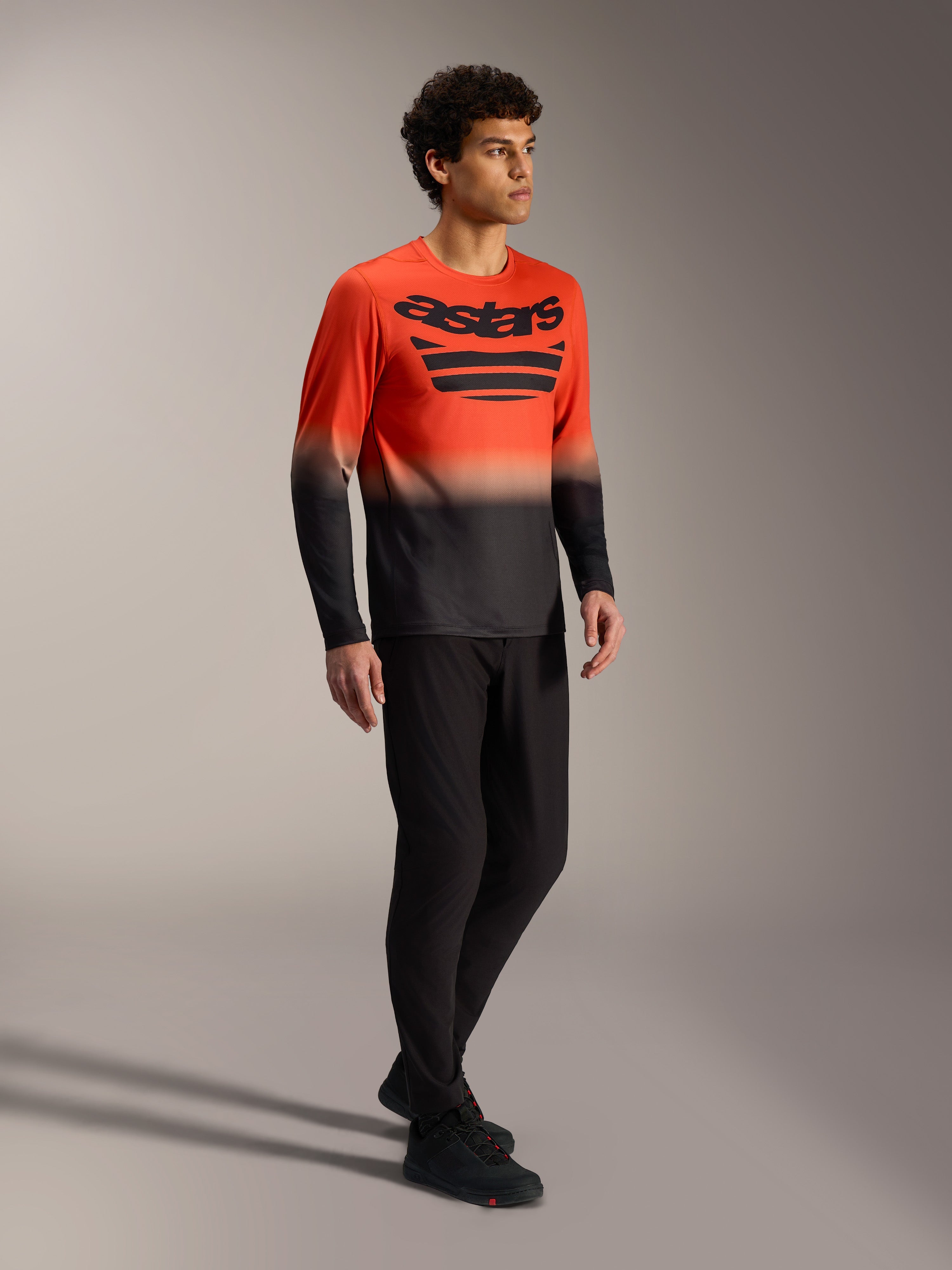 Oranje-zwart A-Dura ASTARS 2.0 fietsshirt met lange mouwen, opvallend borstlogo en technisch ontwerp voor MTB.