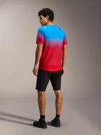 A-Dura ASTARS 2.0 Jersey met korte mouwen, Bright Red Blue kleurverloop, achteraanzicht op model, MTB-uitrusting.