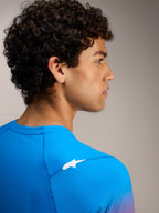 A-Dura ASTARS Jersey 2.0 in helderblauw met een technische schoudernaad en wit Alpinestars-logo voor MTB-prestaties.