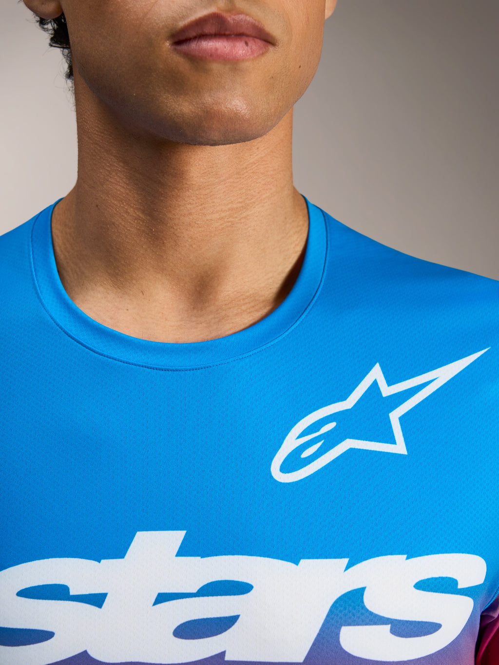 A-Dura ASTARS Jersey 2.0, MTB-top met korte mouwen in helderblauw met wit borstlogo en ademende jacquardstof.