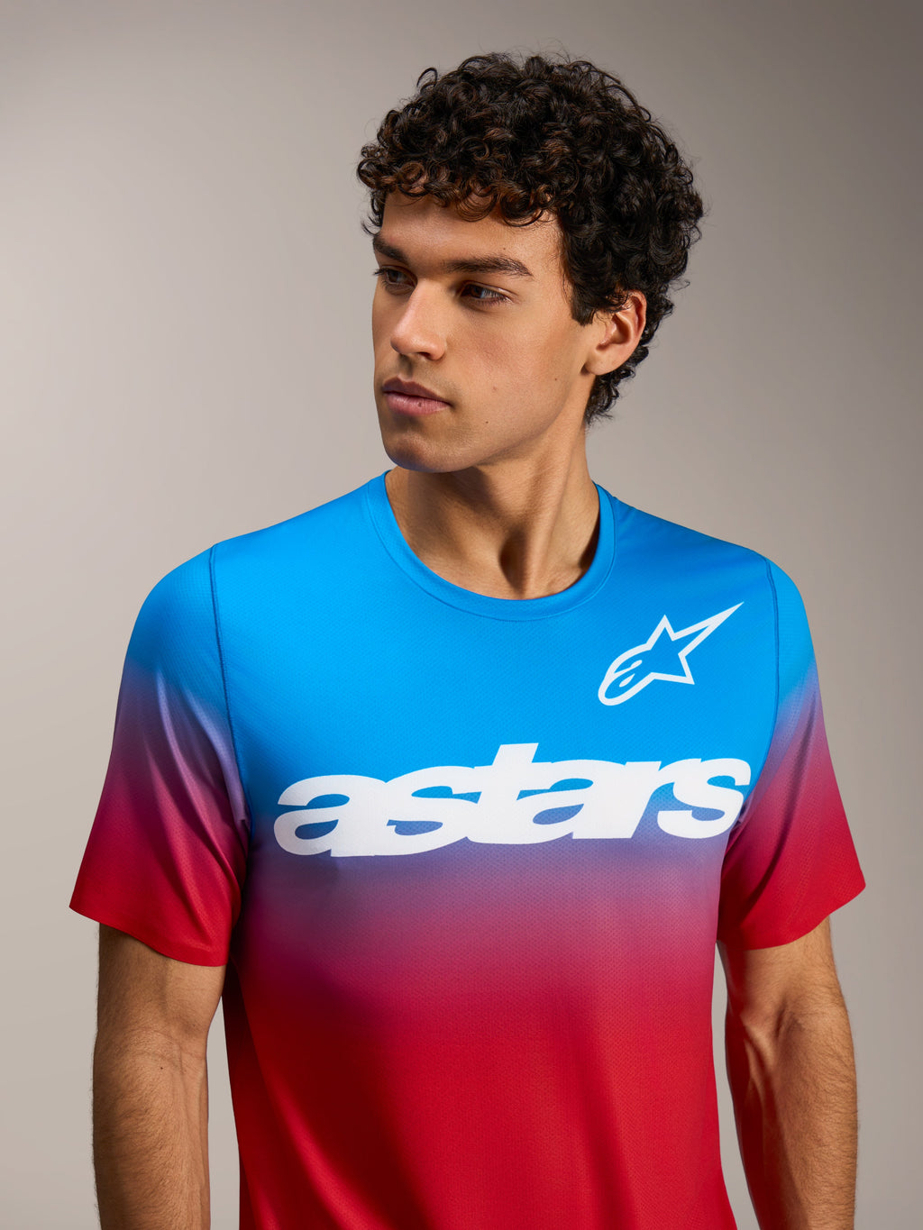 A-Dura ASTARS 2.0 jersey met korte mouwen, helder rood-blauw kleurverloop en wit borstlogo voor MTB-prestaties.