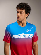 A-Dura ASTARS 2.0 jersey met korte mouwen, helder rood-blauw kleurverloop en wit borstlogo voor MTB-prestaties.
