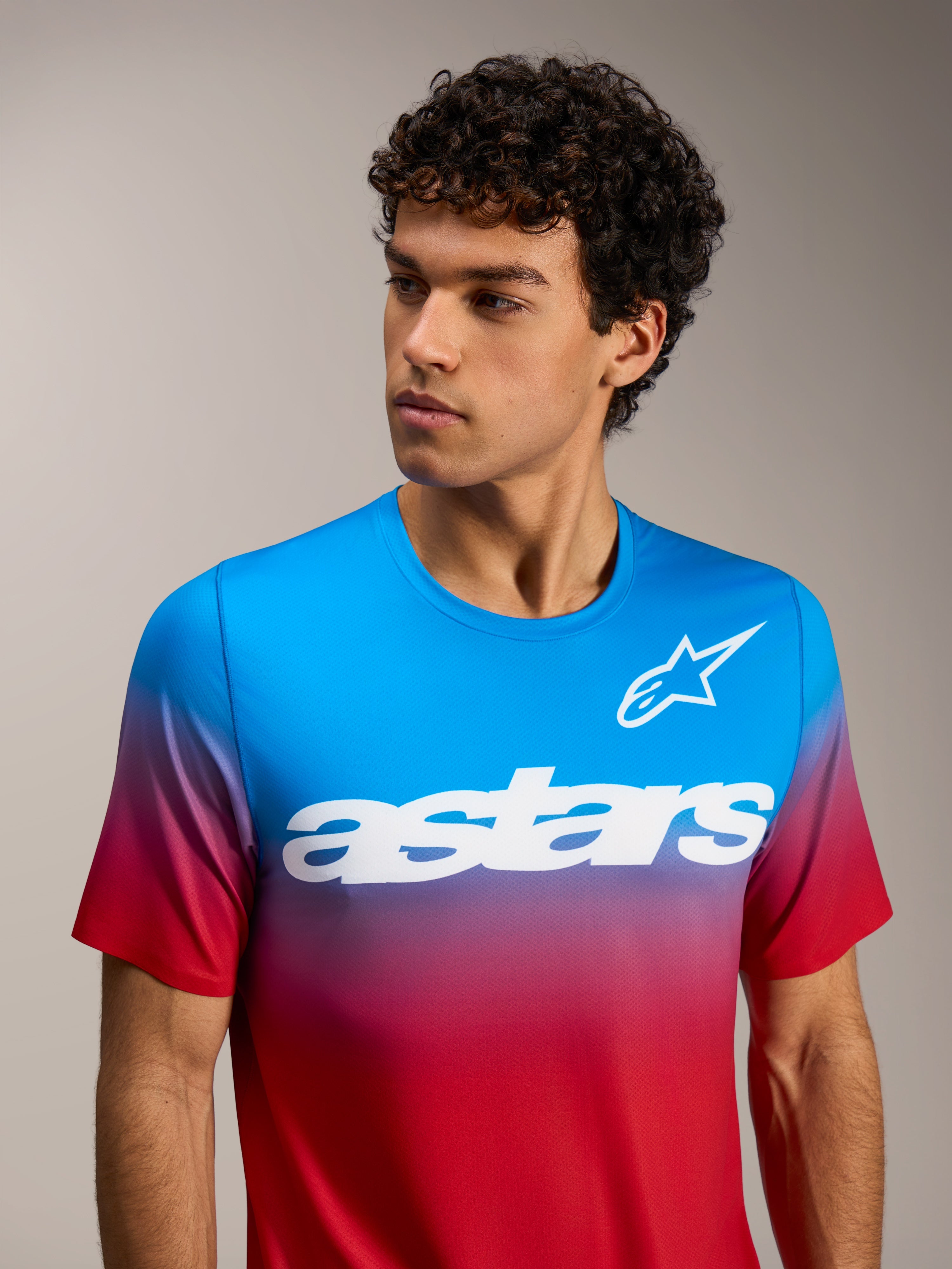 A-Dura ASTARS 2.0 jersey met korte mouwen, helder rood-blauw kleurverloop en wit borstlogo voor MTB-prestaties.