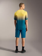 A-Dura ASTARS Jersey 2.0 met korte mouwen, geel en blauwgroen kleurverloop, achteraanzicht op model.