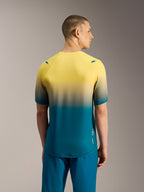 A-Dura ASTARS 2.0 MTB-jersey met korte mouwen, geel naar blauwgroen kleurverloop, achteraanzicht van technisch shirt.
