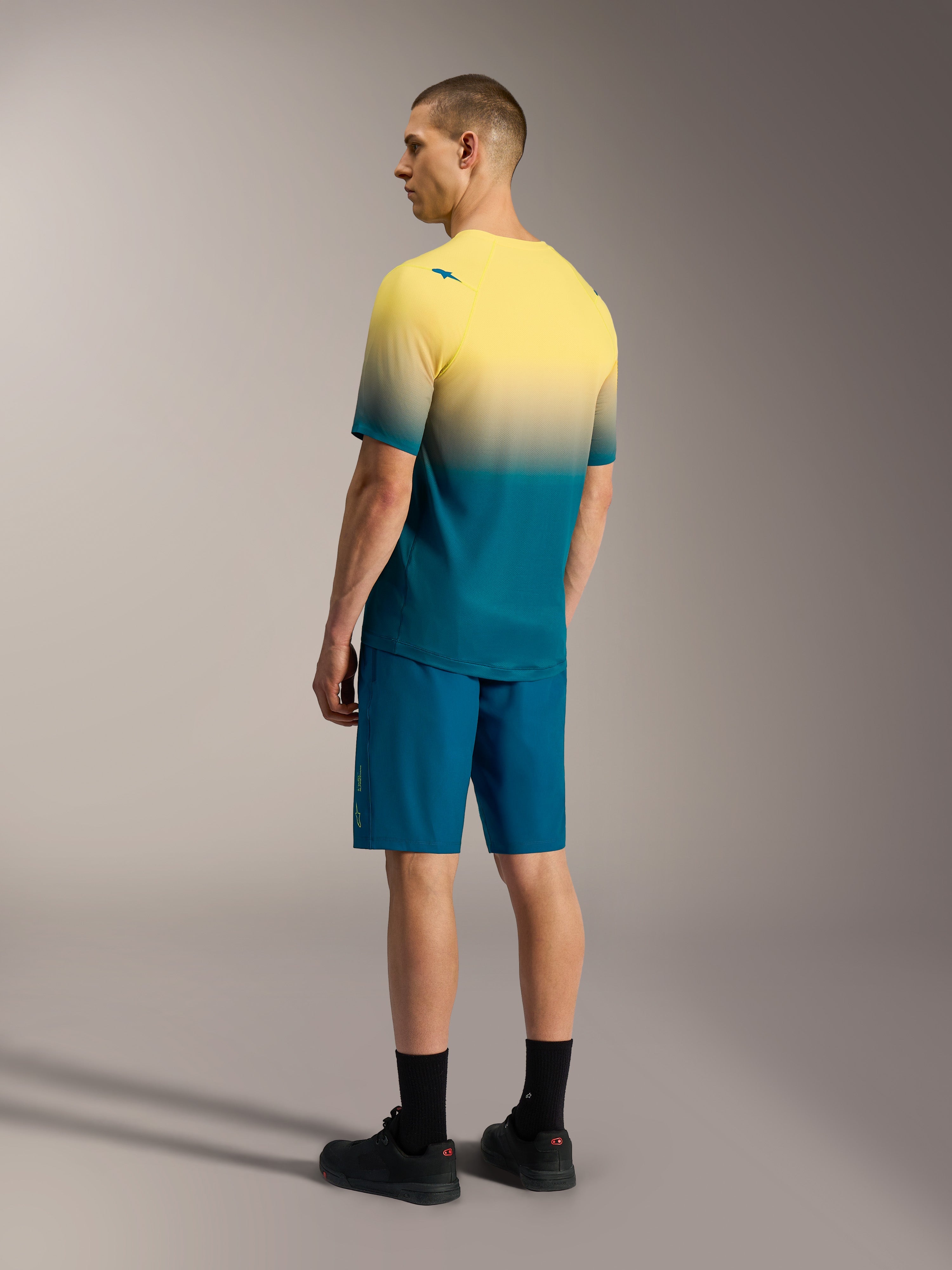A-Dura ASTARS 2.0 MTB-jersey met korte mouwen, geel-blauw kleurverloop en bijpassende blauwe performance short.