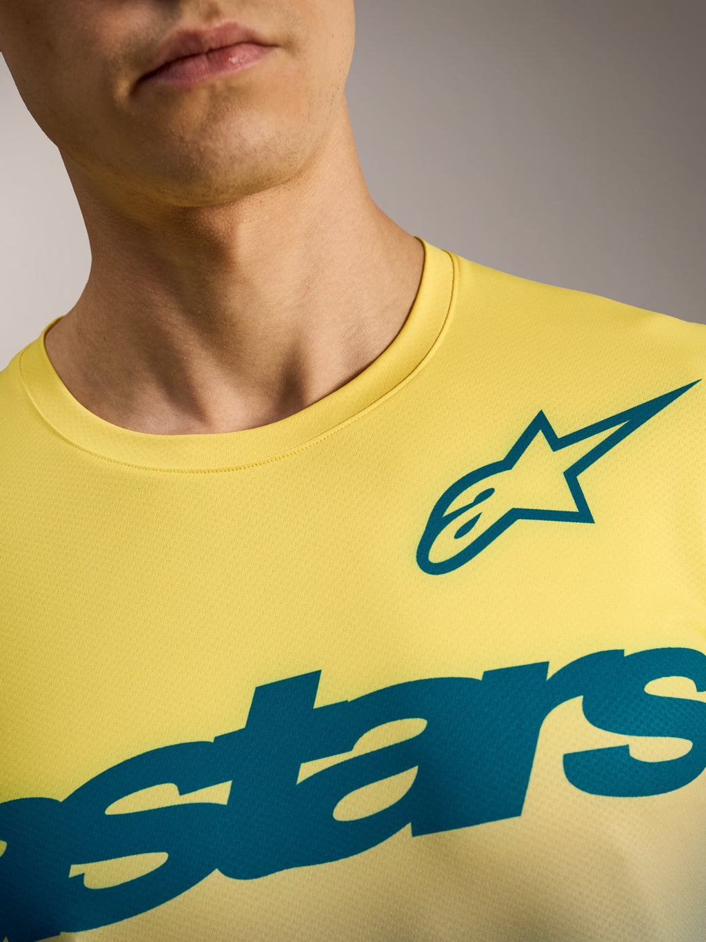 A-Dura ASTARS Jersey 2.0 in Yellow Fluo, ademend MTB-shirt met korte mouwen en groenblauwe Alpinestars-graphics.
