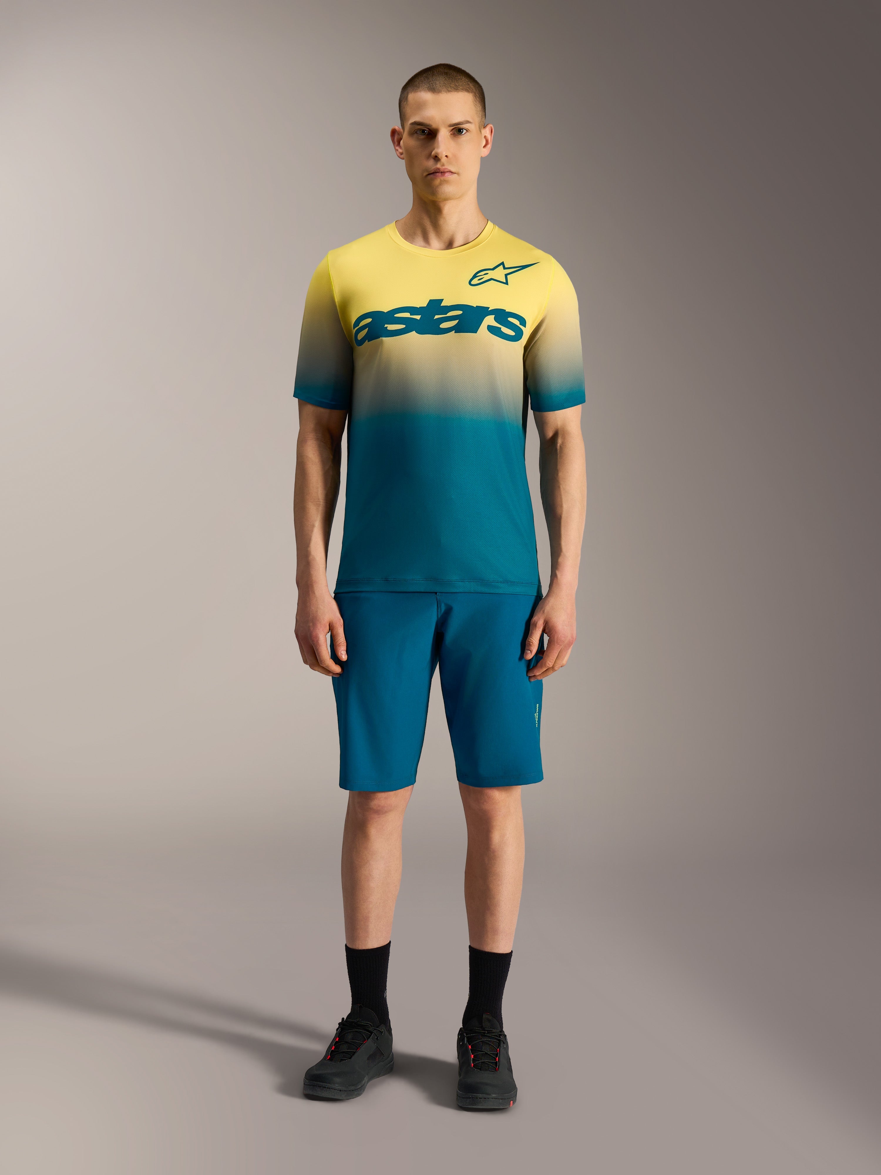 A-Dura ASTARS 2.0 MTB-shirt met korte mouwen, geel-blauw kleurverloop, voorzien van een opvallend Alpinestars-borstlogo.