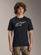 Alpinestars A-Dura Astar Jersey met korte mouwen, zwart MTB-shirt met wit sterlogo, gedragen met camouflagebroek, casual mountainbike-kleding, technische vochtafvoerende stof