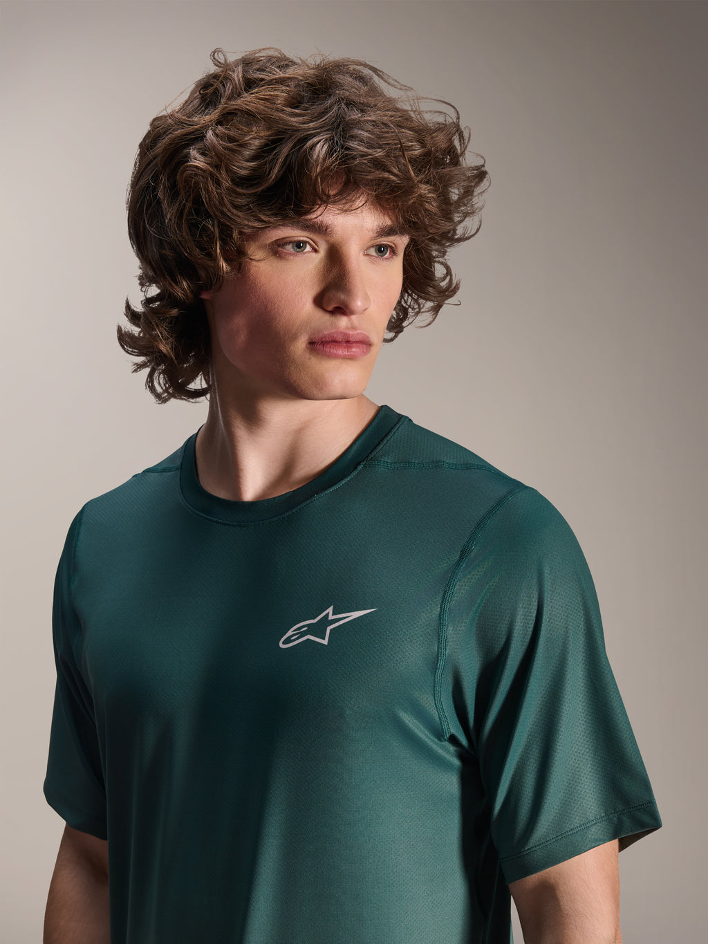 Alpinestars A-Dura Rise Jersey met korte mouwen, Silver Pine groen, klein wit Astars-logo op de borst, ademende jacquard performance-stof, casual mountainbike-kleding, gedragen door een model