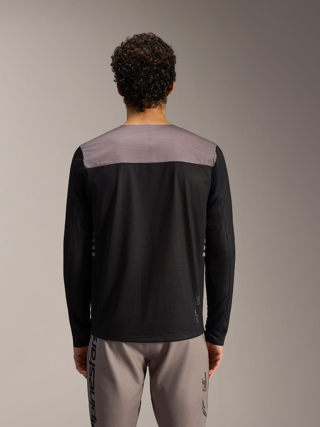 Alpinestars A-Dura Elite 2.0 MTB-jersey, zwart met grijs schouderpaneel, lange mouwen en technische performance pasvorm.