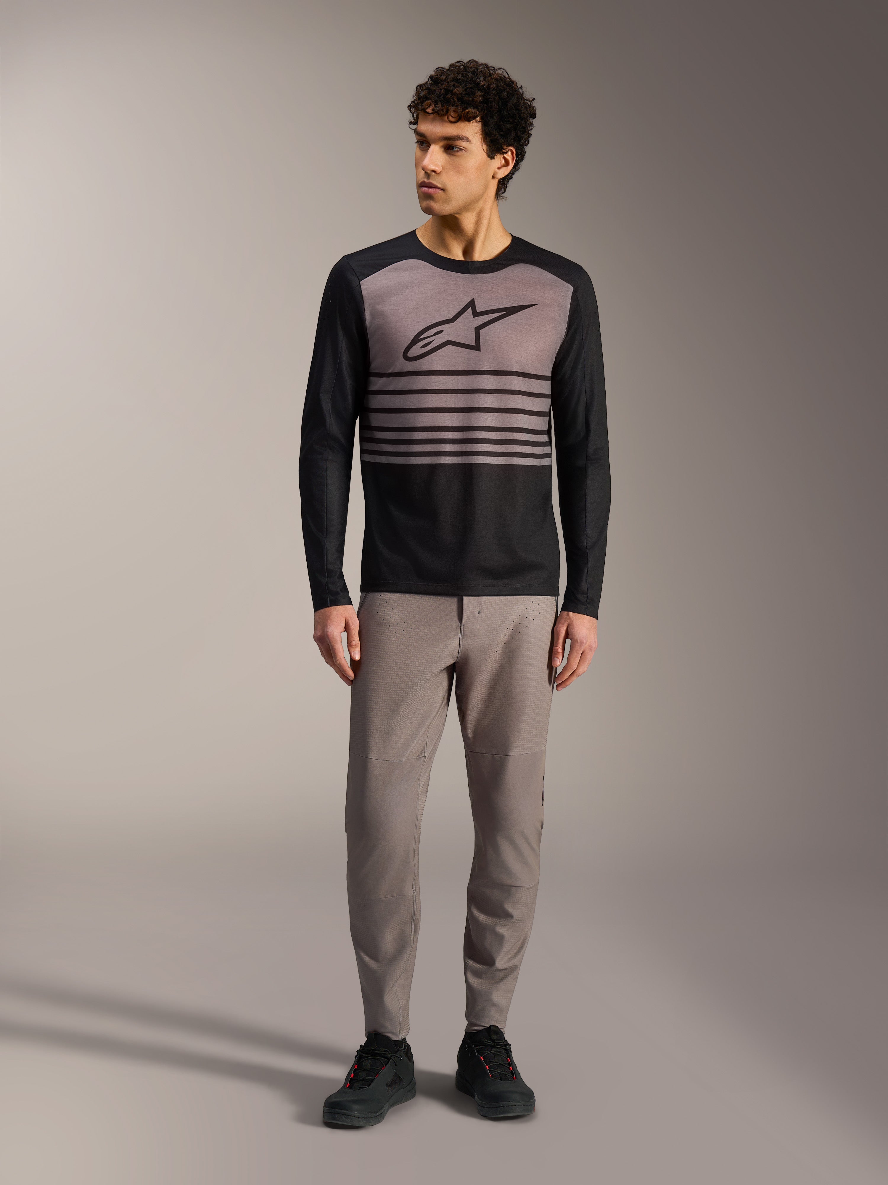 Alpinestars A-Dura Elite Jersey 2.0, zwart en grijs MTB-shirt met lange mouwen, borstlogo en streepdetails.