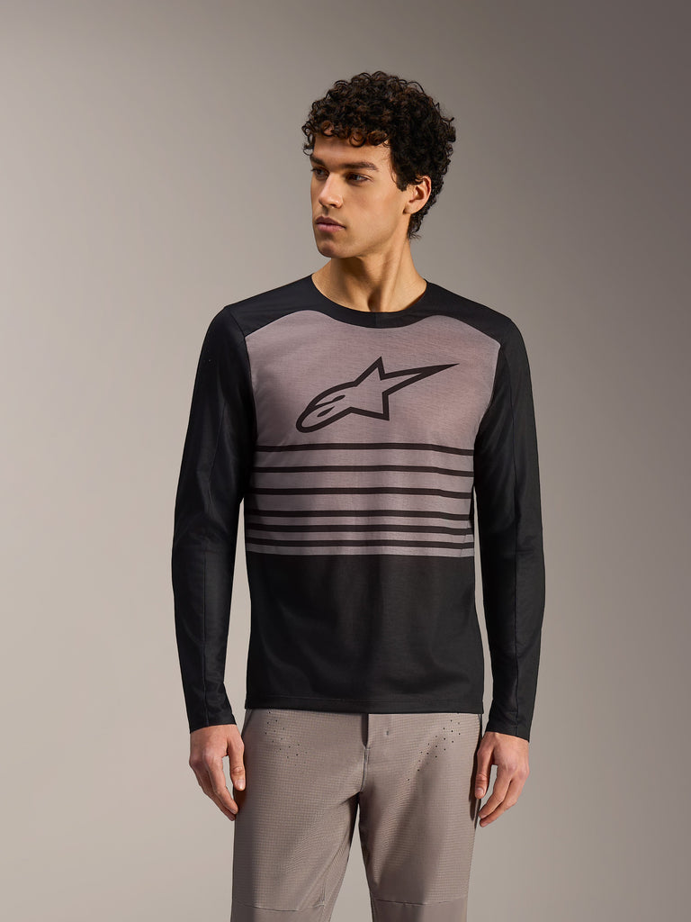 Alpinestars A-Dura Elite Jersey 2.0, zwart en grijs MTB-shirt met lange mouwen en een opvallend logo op de borst.