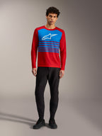 Rood A-Dura Elite 2.0 MTB-shirt met lange mouwen, blauw borstpaneel, wit Alpinestars-logo en gestreepte accenten.