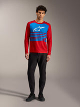 Rood A-Dura Elite 2.0 MTB-shirt met lange mouwen, blauw borstpaneel, wit Alpinestars-logo en gestreepte accenten.