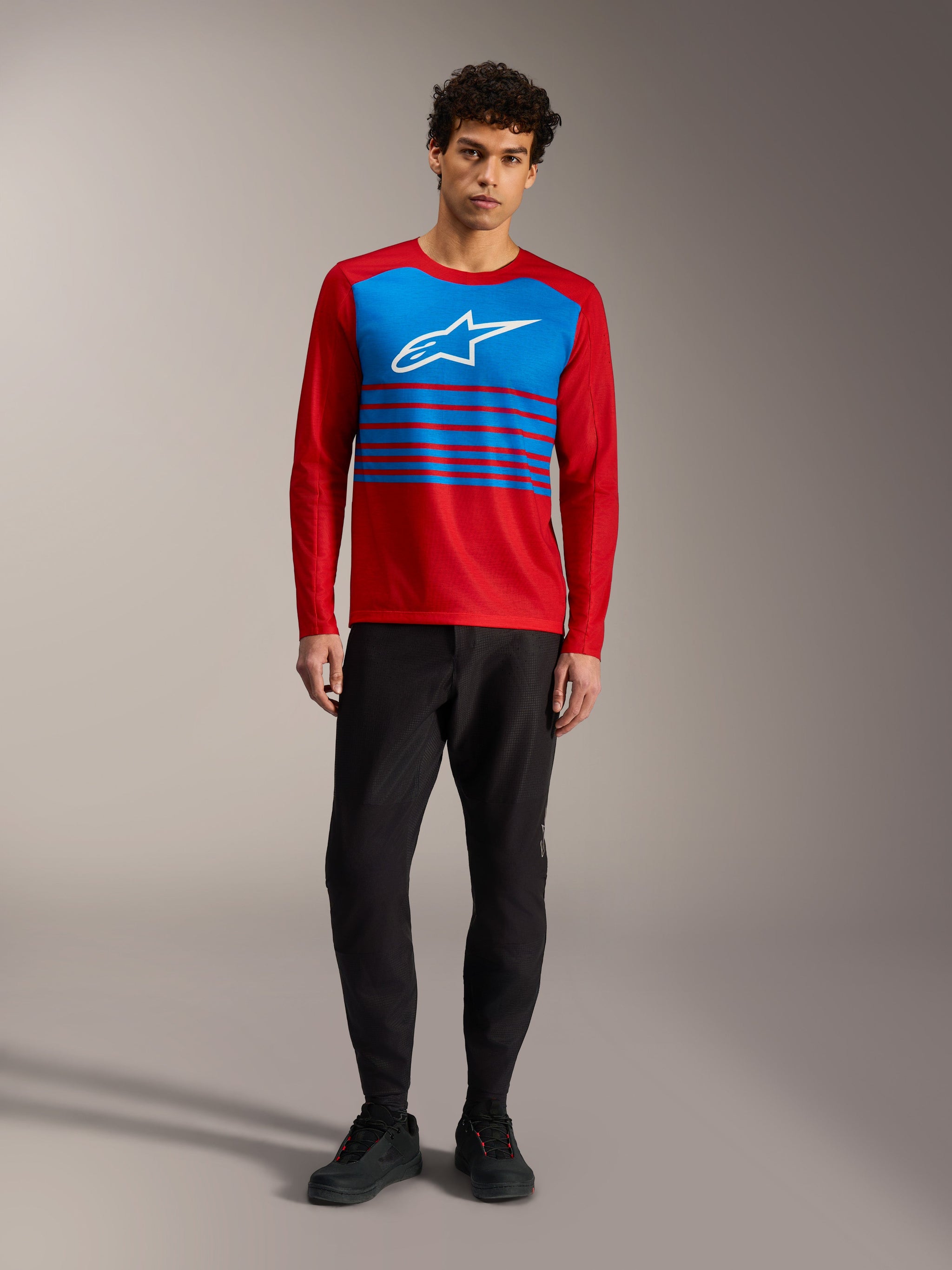 Rood A-Dura Elite 2.0 MTB-shirt met lange mouwen, blauw borstpaneel, wit Alpinestars-logo en gestreepte accenten.