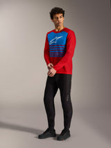 Rode A-Dura Elite trui 2.0 met lange mouwen, blauw gestreept borstpaneel, wit logo en zwarte MTB-broek.