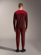 Bordeaux A-Dura Elite Trui 2.0, achteraanzicht van technische MTB-jersey met contrasterend rood schouderpaneel.