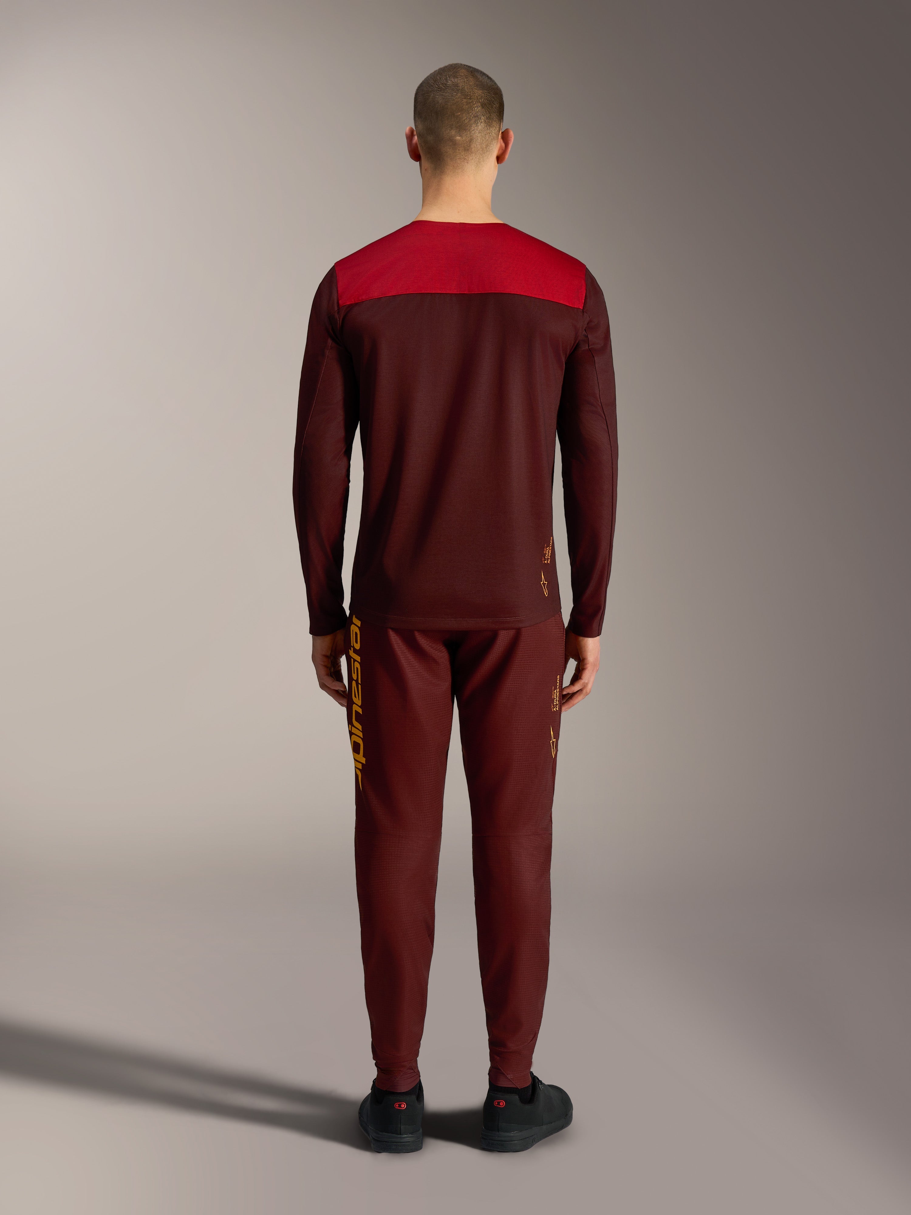 Bordeaux A-Dura Elite Trui 2.0, achteraanzicht van technische MTB-jersey met contrasterend rood schouderpaneel.