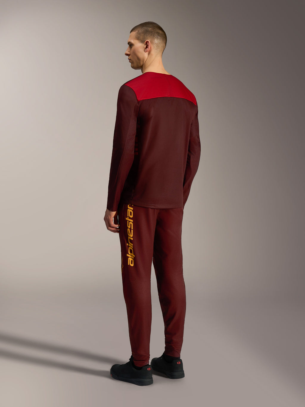 Alpinestars A-Dura Elite 2.0 trui met lange mouwen, bordeaux en rood, achteraanzicht van technische MTB-trail kleding.