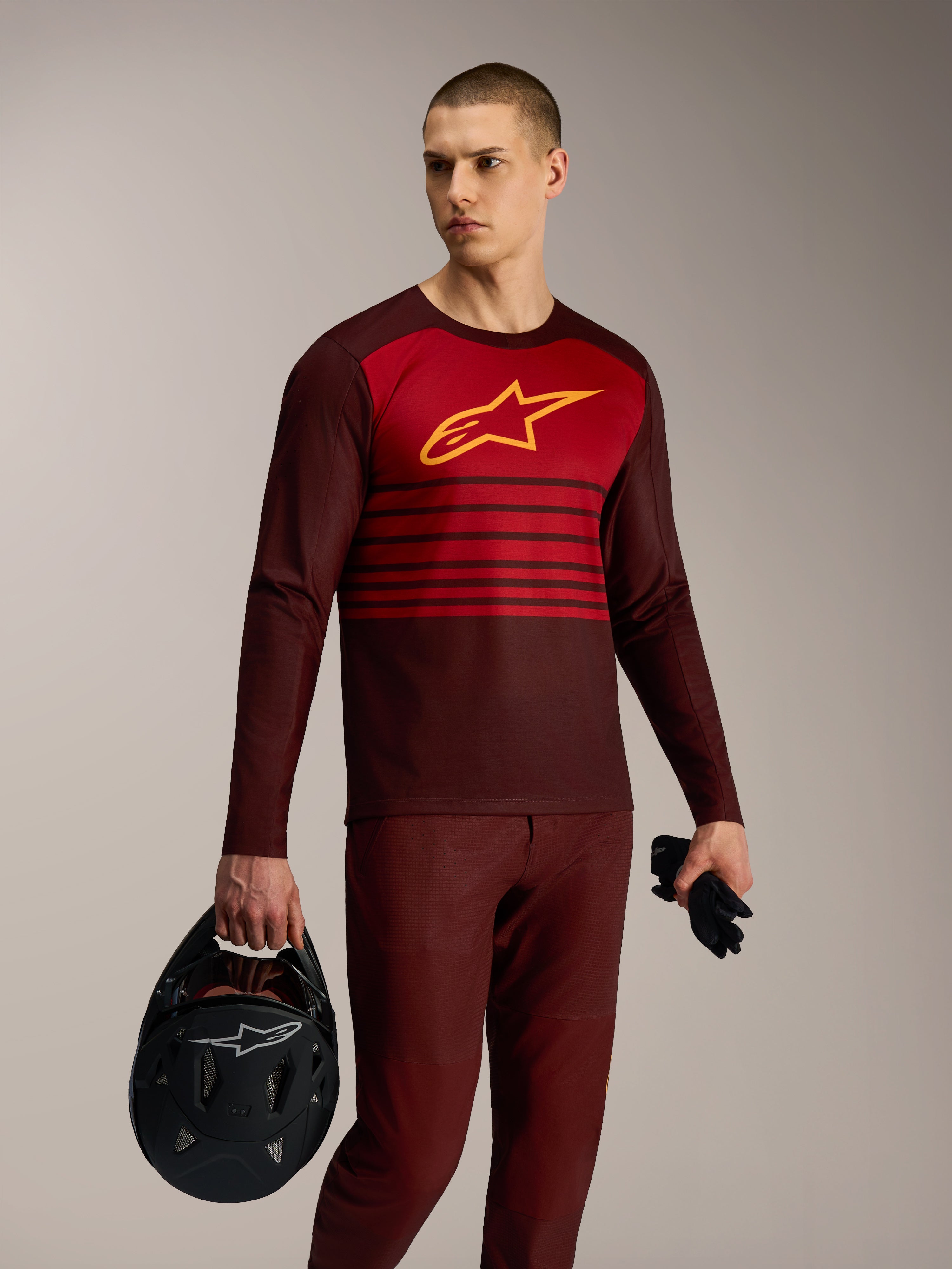 A-Dura Elite Jersey 2.0 in bordeaux en rood, MTB-shirt met lange mouwen en een geel Alpinestars-logo op de borst.