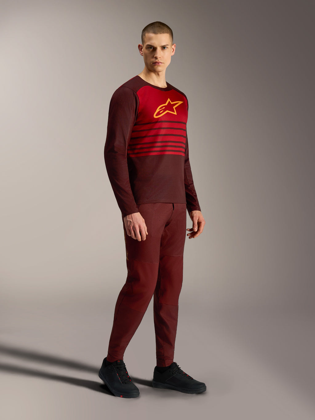 Bordeaux A-Dura Elite Trui 2.0, MTB-shirt met lange mouwen met rood borstpaneel en geel Alpinestars-logo.