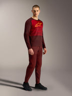 Bordeaux A-Dura Elite Trui 2.0, MTB-shirt met lange mouwen met rood borstpaneel en geel Alpinestars-logo.
