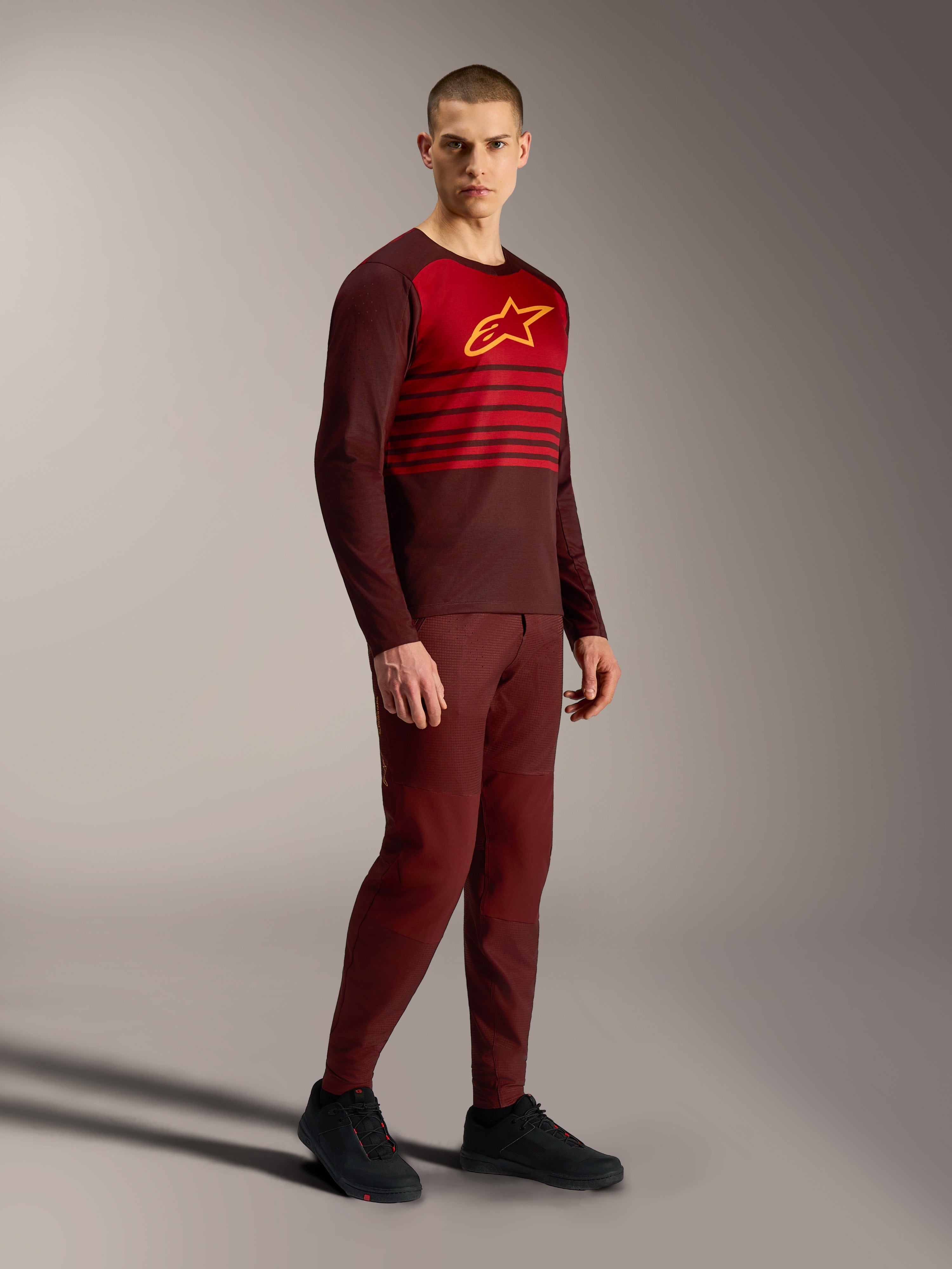 Bordeaux A-Dura Elite Trui 2.0, MTB-shirt met lange mouwen met rood borstpaneel en geel Alpinestars-logo.
