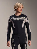 Alpinestars A-Supra Melt Jersey met lange mouwen, MTB mountainbike shirt, zwart en grijs, met 'astars' logo op de borst en mouwen met patroon, gedragen met bijpassende performance broek