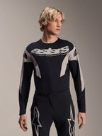 Alpinestars A-Supra Melt Jersey met lange mouwen, MTB mountainbike shirt, zwart en grijs, met 'astars' logo op de borst en mouwen met patroon, gedragen met bijpassende performance broek