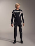 Alpinestars A-Supra Melt broek en bijpassende jersey met lange mouwen, model draagt zwarte MTB-kit met grote witte sterafbeeldingen op de dijen en 'astars' branding op de borst, professionele mountainbike racekleding