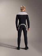 Alpinestars A-Supra Melt Pants, zwart, achteraanzicht met groot wit Alpinestars-woordmerk op de achterpas, gecombineerd met een bijpassende jersey met lange mouwen en zwarte fietsschoenen, hoogwaardige mountainbike-uitrusting voor off-road rijden