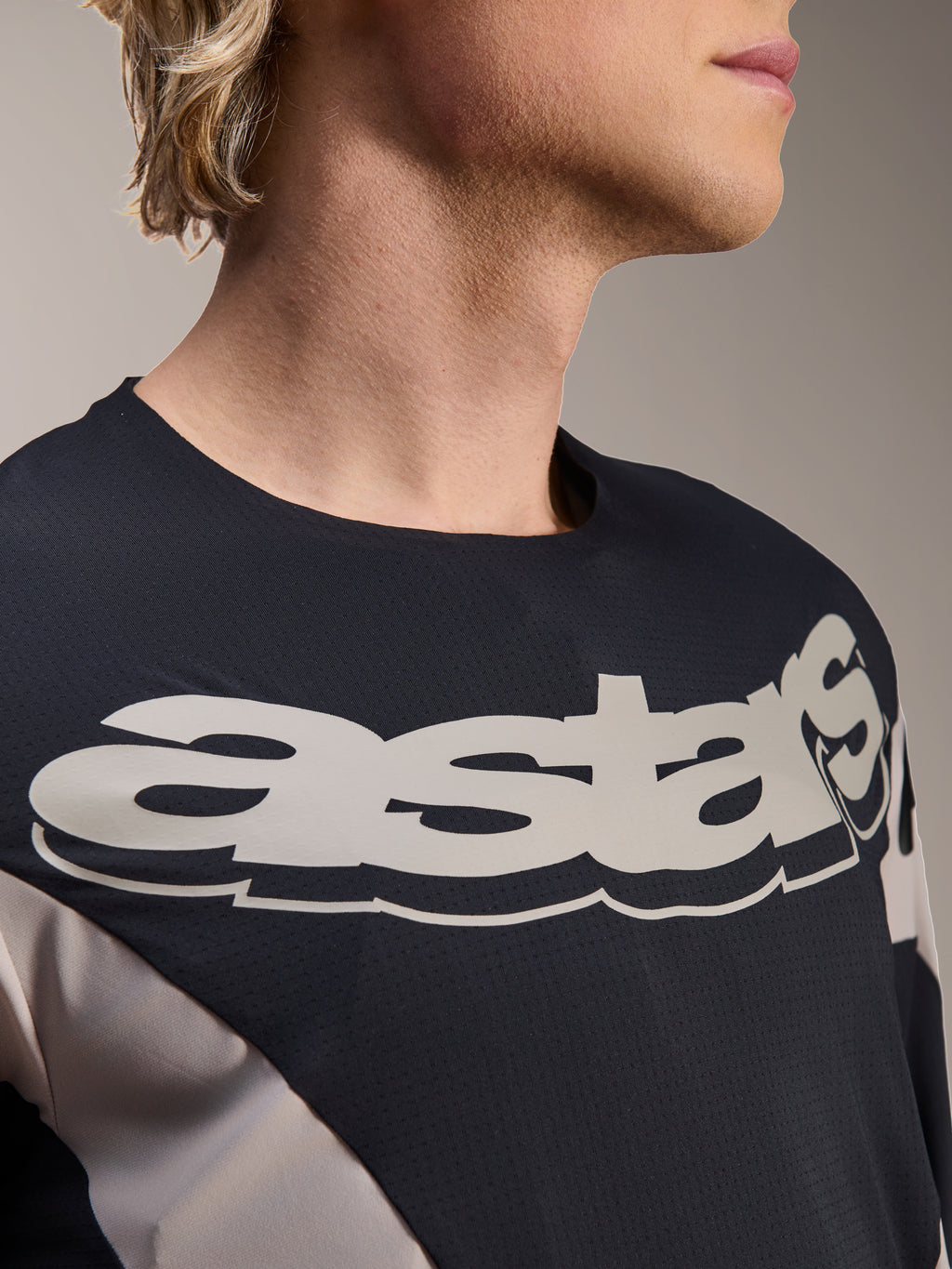 Alpinestars A-Supra Melt Jersey, MTB-shirt met lange mouwen, zwart en grijs met groot wit astars-woordmerk op de borst, micro-geperforeerde ademende stof, op racen geïnspireerd ontwerp