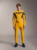 Limited Edition A-Supra Melt Gold-uitrustingsset, Alpinestars mountainbikekleding, donkergeel en zwart, model draagt jersey met lange mouwen met opvallend 'astars'-logo op de borst en bijpassende performance-broek, voorzien van lasergesneden ventilatie op de binnendijen en een veilige ratelsluiting, professionele MTB-racekit