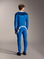Alpinestars A-Supra Melt broek en bijpassende jersey met lange mouwen, blauw, achteraanzicht met focus op het grote witte Alpinestars-woordmerk op de achterpas, performance MTB-uitrusting met een flexibele atletische pasvorm