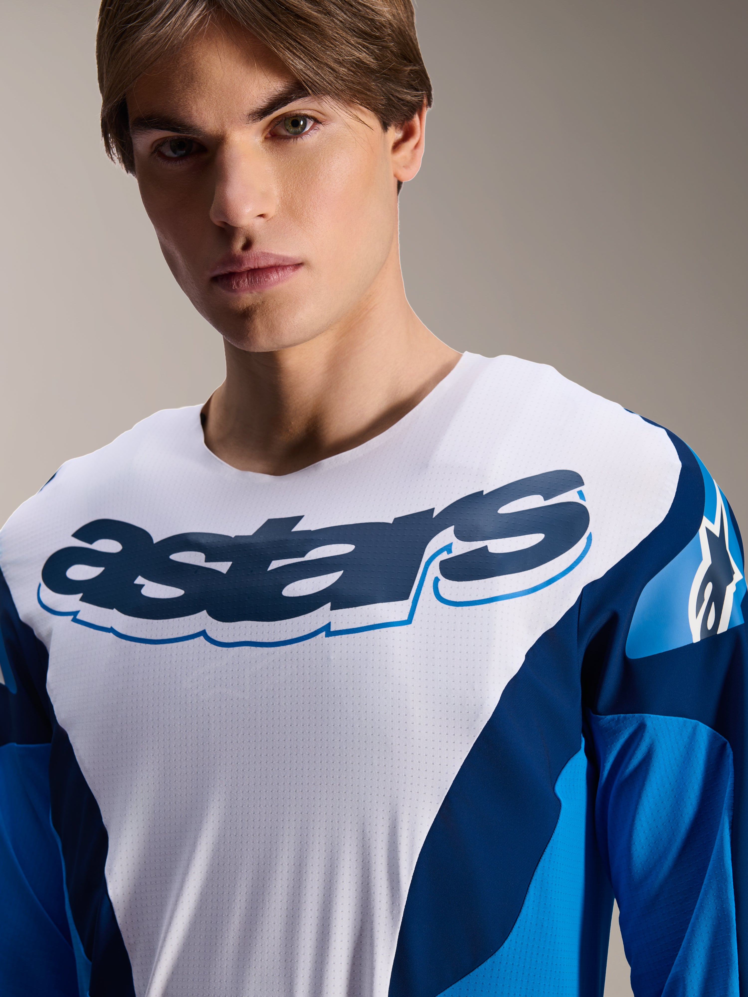 Alpinestars A-Supra Melt Jersey, MTB-shirt met lange mouwen, blauw en wit met marineblauwe graphics, groot 'astars' logo op de borst, micro-geperforeerd prestatiemateriaal, sportieve pasvorm voor mountainbiken