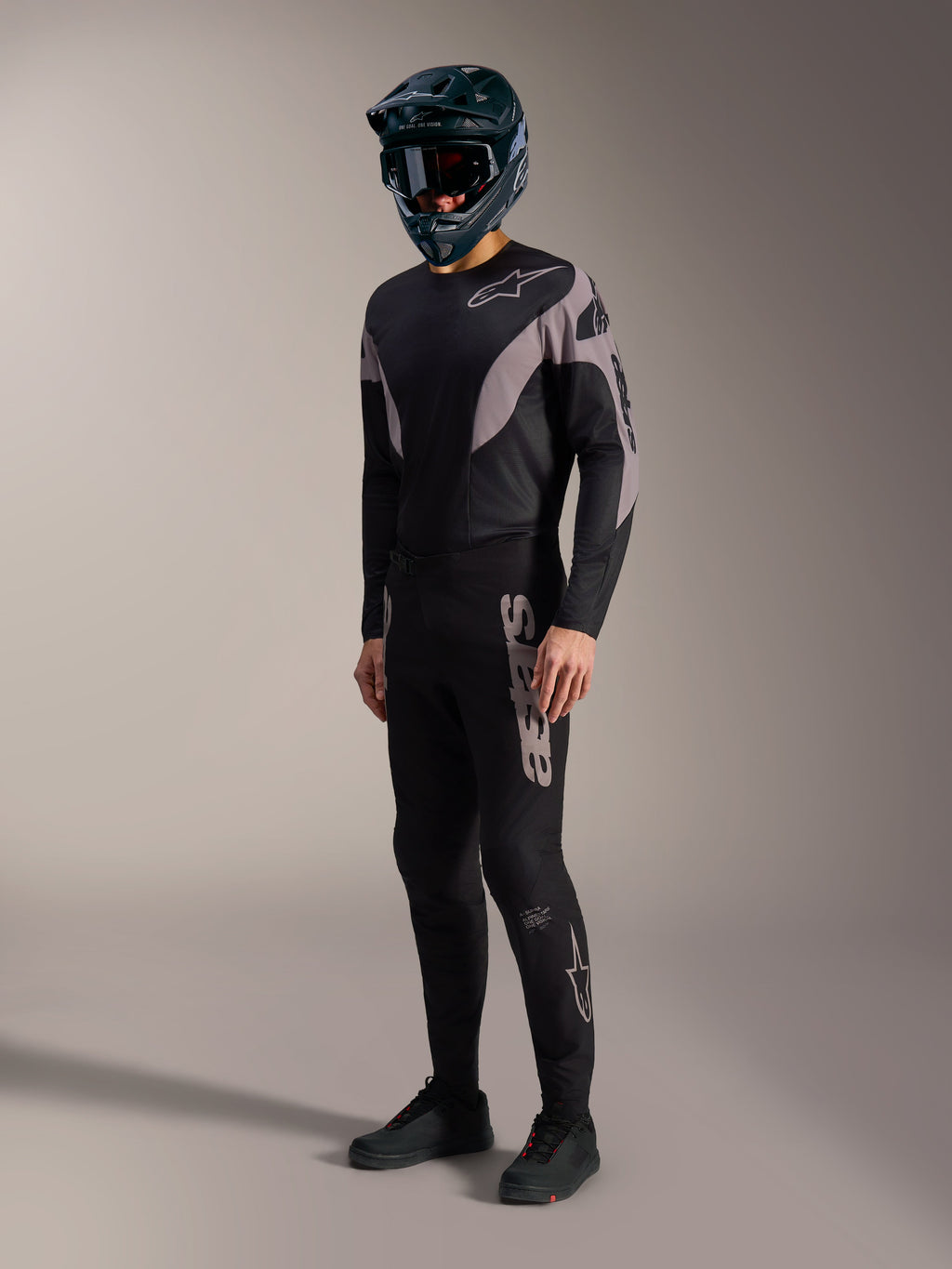 Zwart-grijze A-Supra Elite MTB-kit met performance stretchbroek, jersey en opvallende Alpinestars-branding.