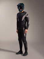 Zwart-grijze A-Supra Elite MTB-kit met performance stretchbroek, jersey en opvallende Alpinestars-branding.