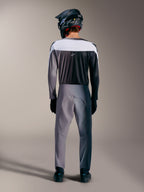Achteraanzicht A-Supra Elite Jersey en broek in Faded Gray, MTB-racekleding met hoogwaardige stoffen en Astars-logo.