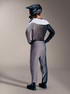 A-Supra Elite broek in Gray Fade, achteraanzicht van MTB-race-uitrusting met technische stoffen en een atletische pasvorm.